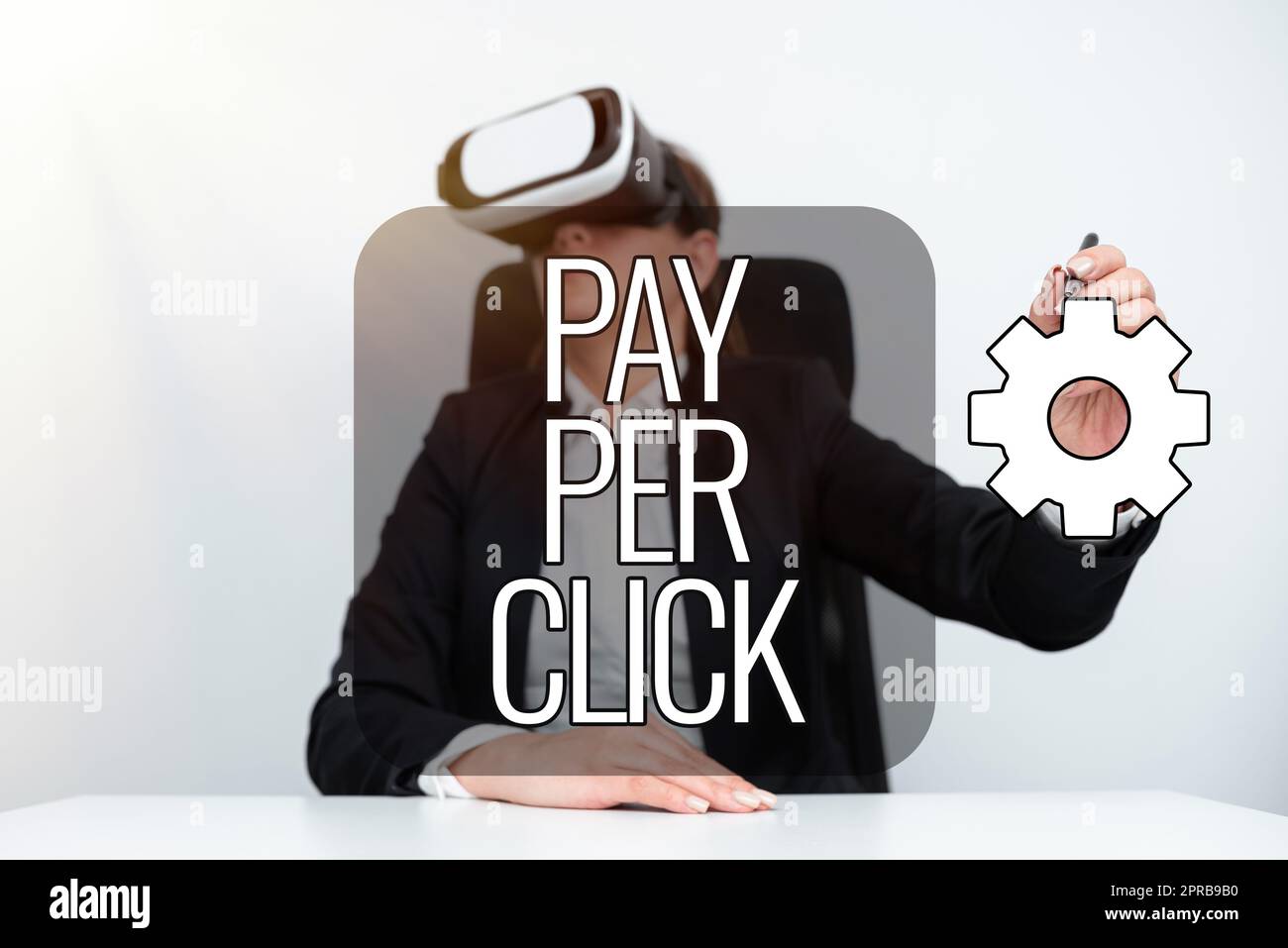 Segno di testo che mostra Pay per Click. Business idea modello di pubblicità Internet motore di ricerca strategia di marketing donna d'affari che indossa simulatore di realtà virtuale e tiene la penna alla scrivania. Foto Stock