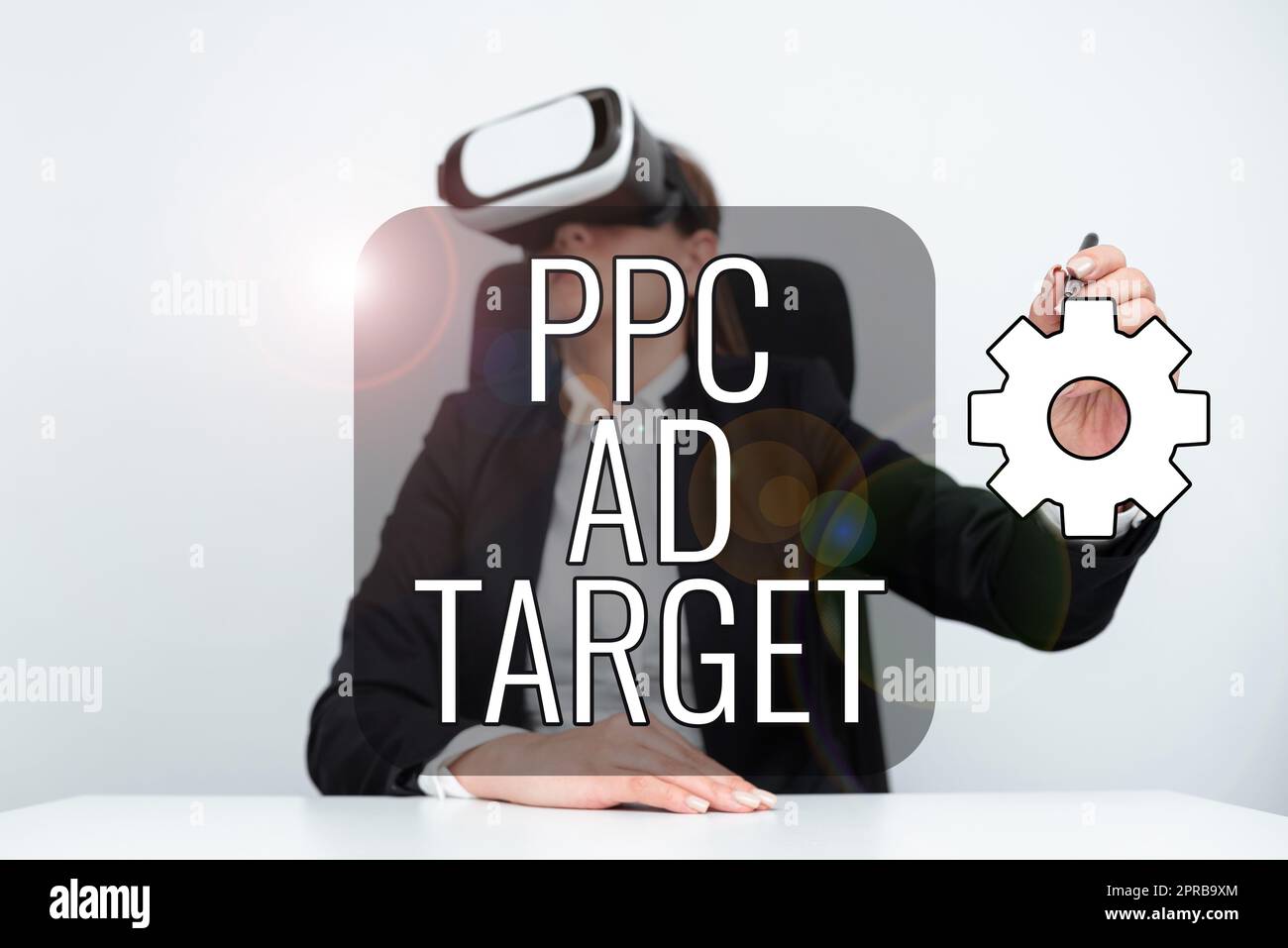 Testo che mostra il target dell'annuncio PPC inspiratorio. Business Concept strategie di marketing pubblicitarie pay per click campagna online donna d'affari che indossa simulatore di realtà virtuale e tiene la penna alla scrivania. Foto Stock