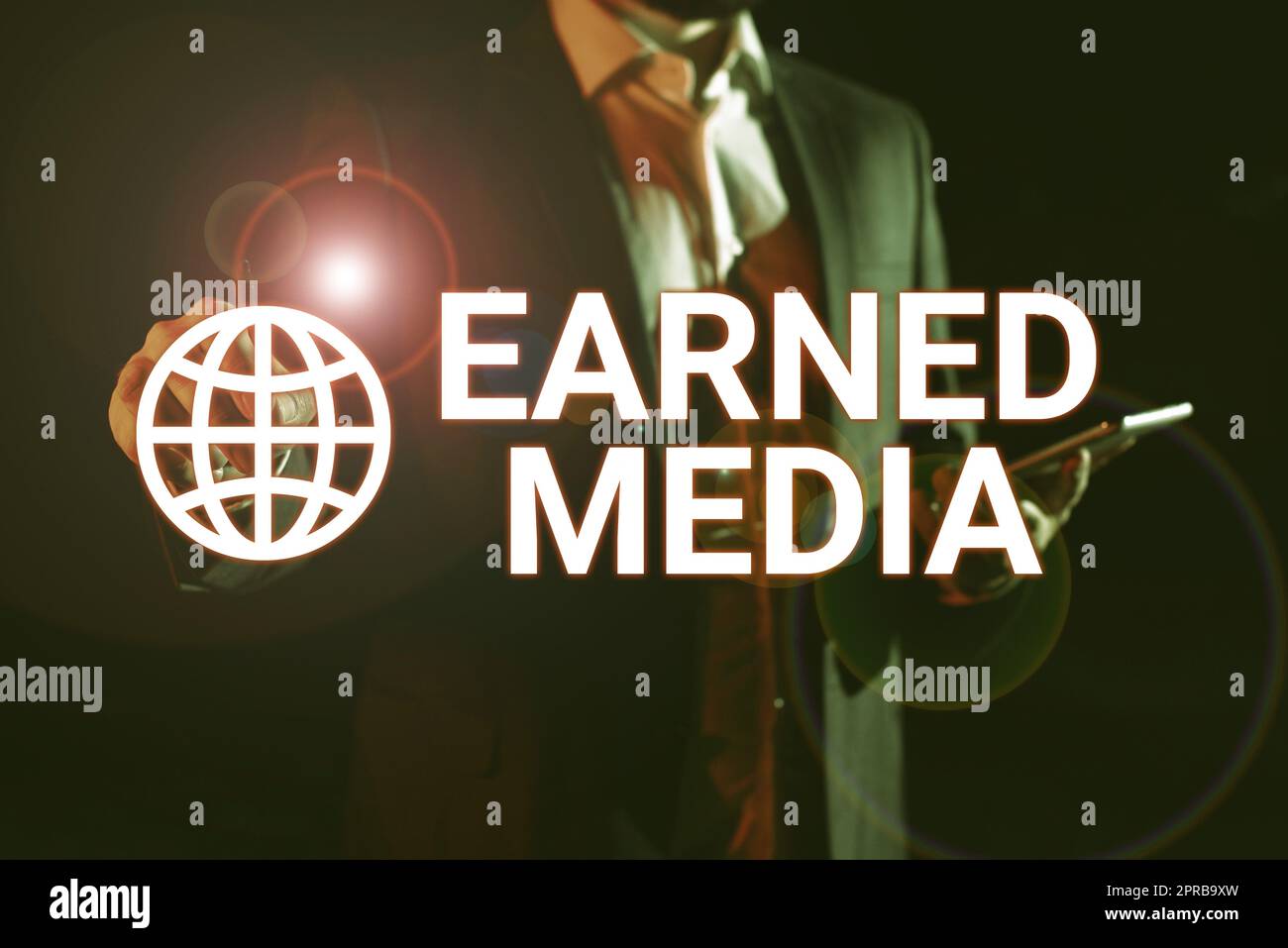 Supporti guadagnati con testo di scrittura a mano. Concetto che significa pubblicità ottenuta attraverso gli sforzi promozionali da parte di un imprenditore multimediale che detiene tablet e indica con penna un messaggio importante. Foto Stock