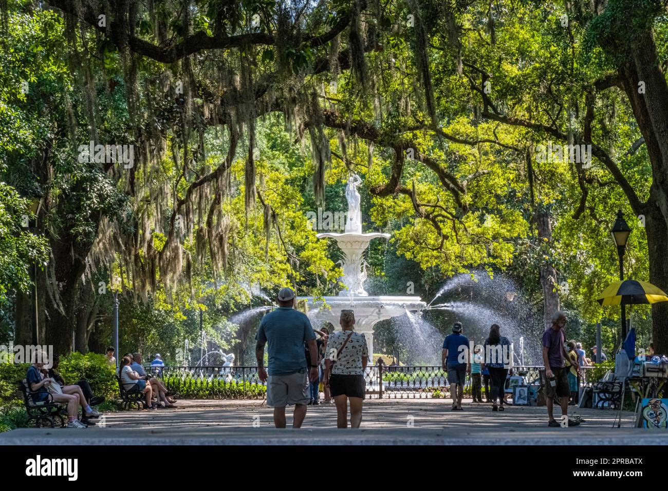 Le persone che si godono un bellissimo pomeriggio primaverile presso il panoramico Forsyth Park con la sua iconica fontana del 1858 a Savannah, il quartiere storico della Georgia. (USA) Foto Stock