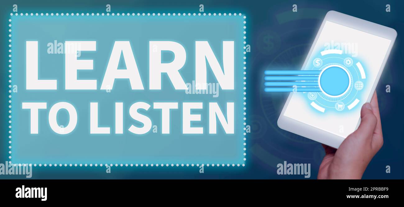 Scrittura visualizzazione testo imparare ad ascoltare. Vetrina aziendale in grado di capire cosa mostra ti dice di essere un uomo d'affari rispettoso in possesso di Un tablet che mostra simboli digitali per le presentazioni. Foto Stock