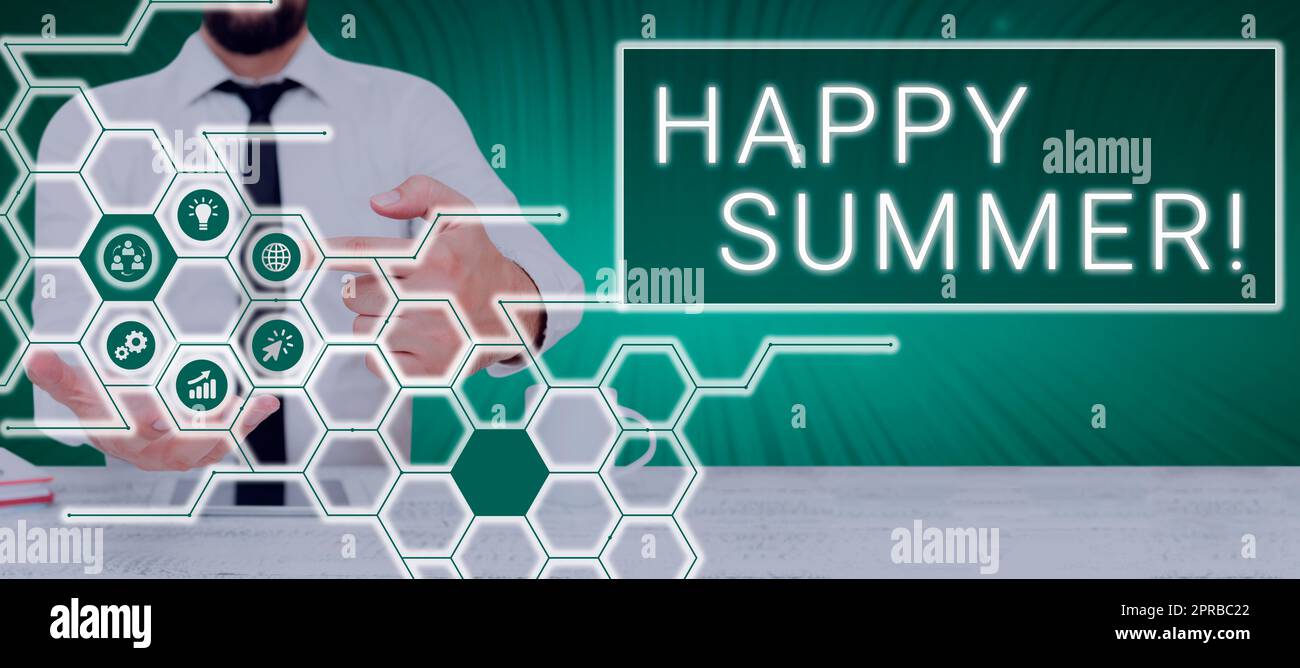 Ispirazione che mostra il segno Happy Summer. Panoramica degli affari spiagge Sunshine relax Warm Sunny Season Solstice Man con touch screen che visualizza simboli digitali con concetti creativi. Foto Stock