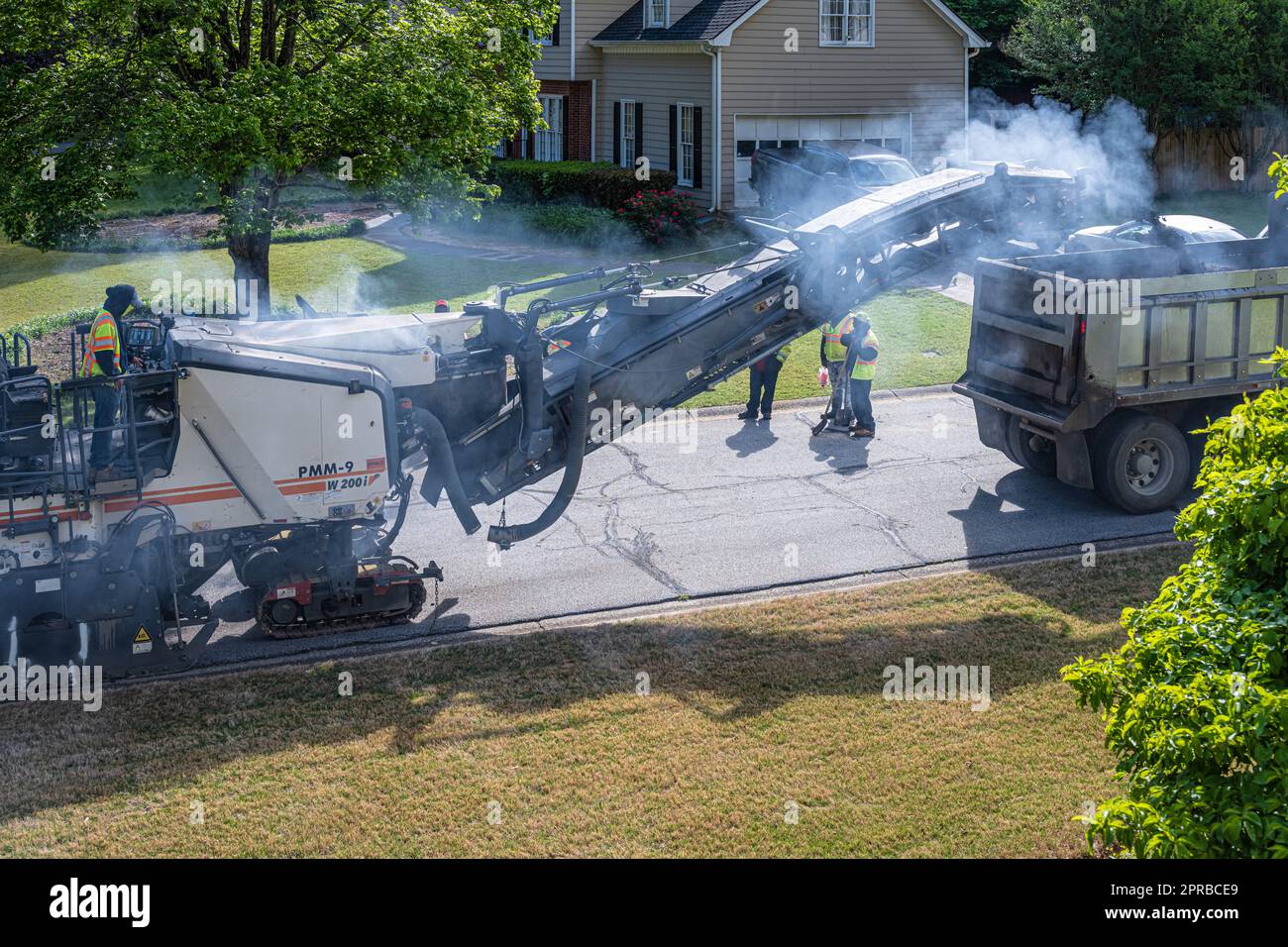 Strada residenziale di ripaving in un Snellville, Georgia, quartiere appena a est di Atlanta. (USA) Foto Stock