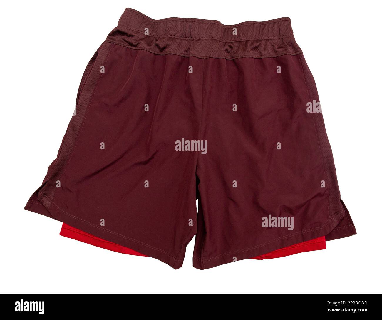 Pantaloncini rossi da running a due strati isolati su sfondo bianco. Pantaloncini sportivi con gambali cuciti all'interno per correre, allenarsi, yoga e altri allenamenti. Indietro Foto Stock