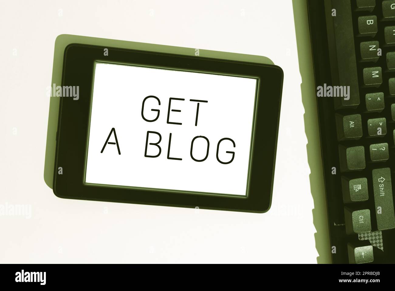 Ispirazione per mostrare il segno Richiedi Un blog. Approccio aziendale inizia a scrivere sui social network blog comunicazione moderna messaggio importante presentato su tablet on desk con tastiera. Foto Stock