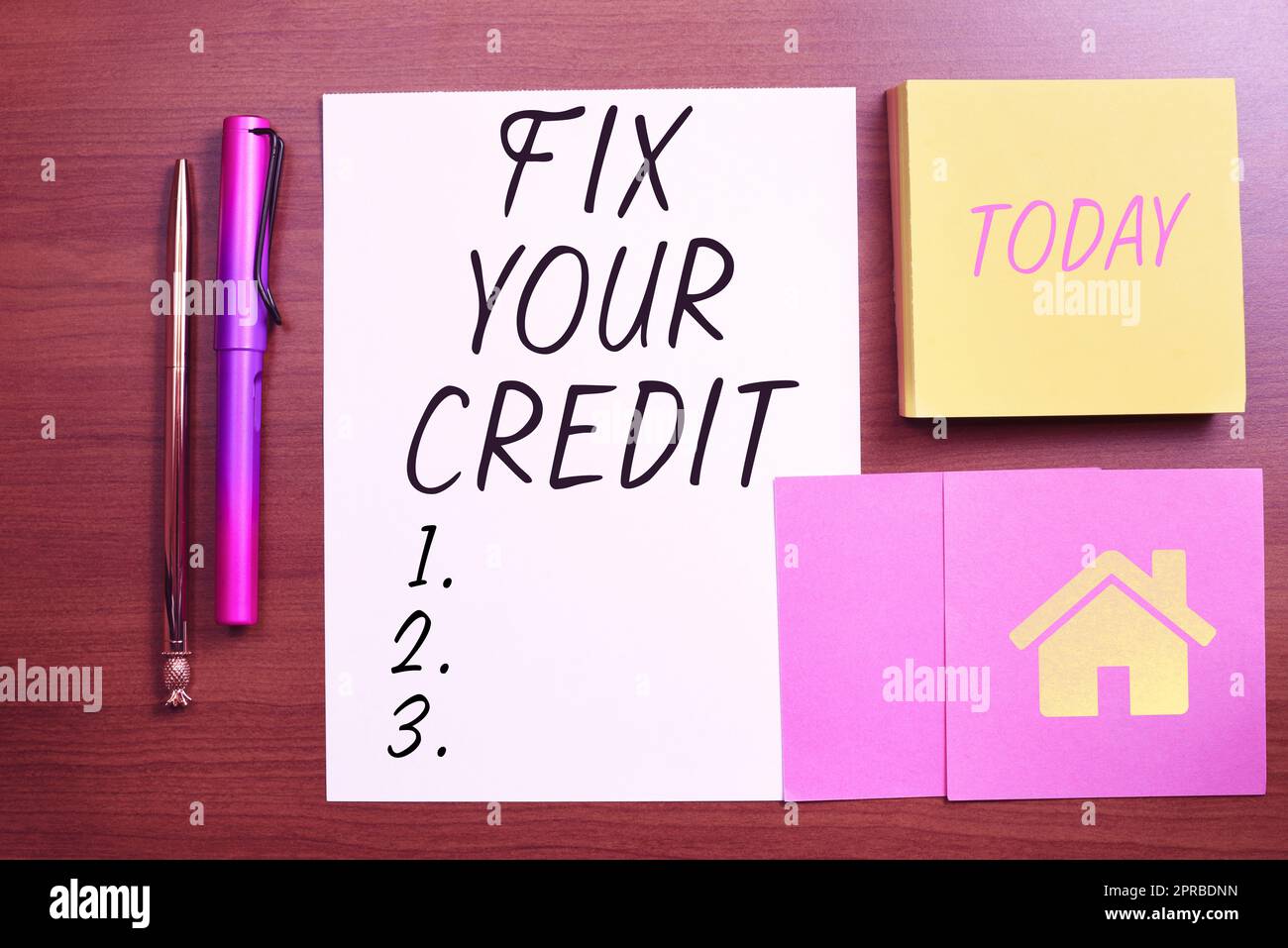 Segno di testo che mostra Correggi il tuo credito. Word for Keep Balances low on credit cards and other credit important messages written on piece of paper and Sticky Notes on Desk. Foto Stock