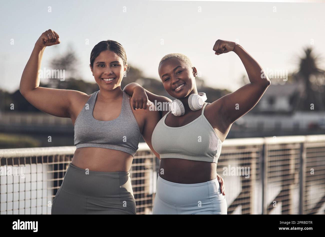 Che cosa non uccide voi li rende più forti. Due giovani donne che flettono mentre fuori per una corsa. Foto Stock