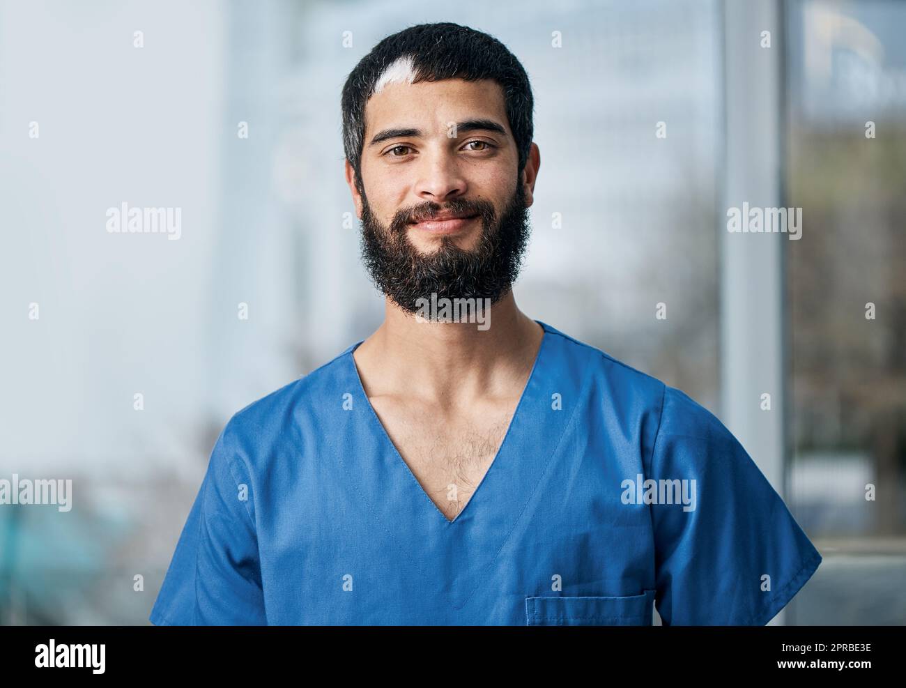 Le abilità professionali e il buon carattere fanno per un medico eccezionale. Ritratto di un medico in piedi in un ospedale. Foto Stock