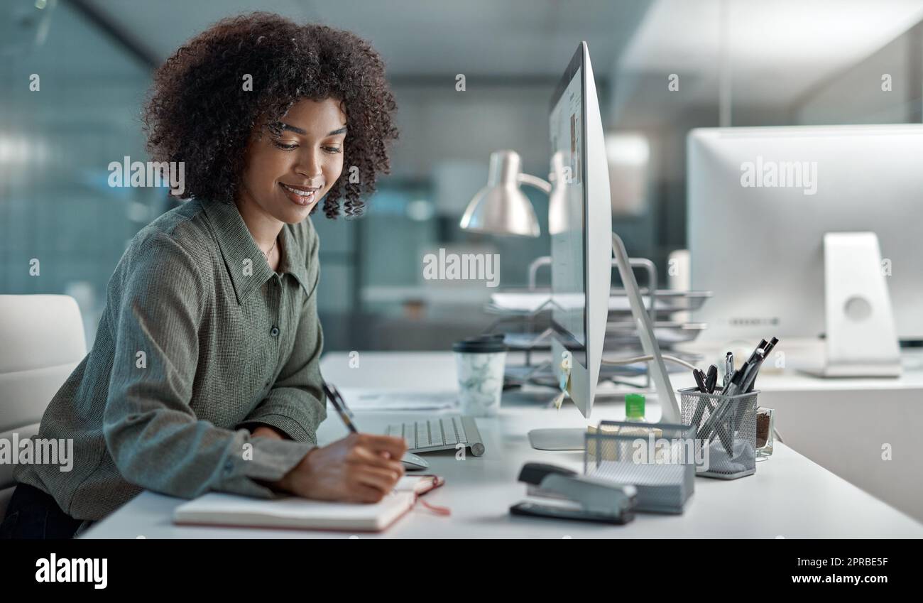 Non dite alla gente i vostri piani, mostrate loro i vostri risultati. Una giovane agente femminile che lavora in un call center sorridendo mentre prende appunti. Foto Stock