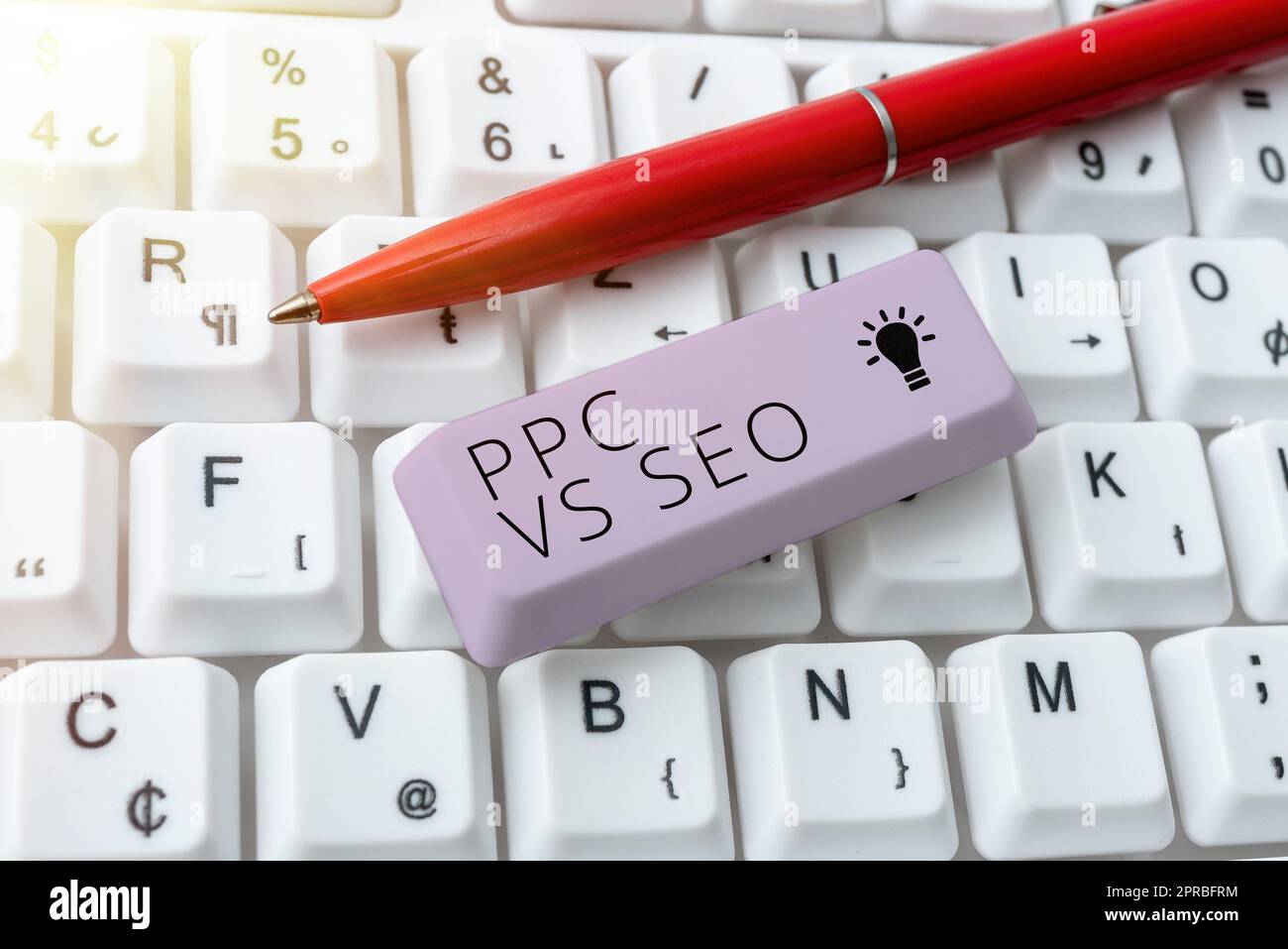 Segno di scrittura della mano PPC Vs Seo. Concetto di significato paga per lo scatto contro le strategie di ottimizzazione di Search Engine -49110 Foto Stock