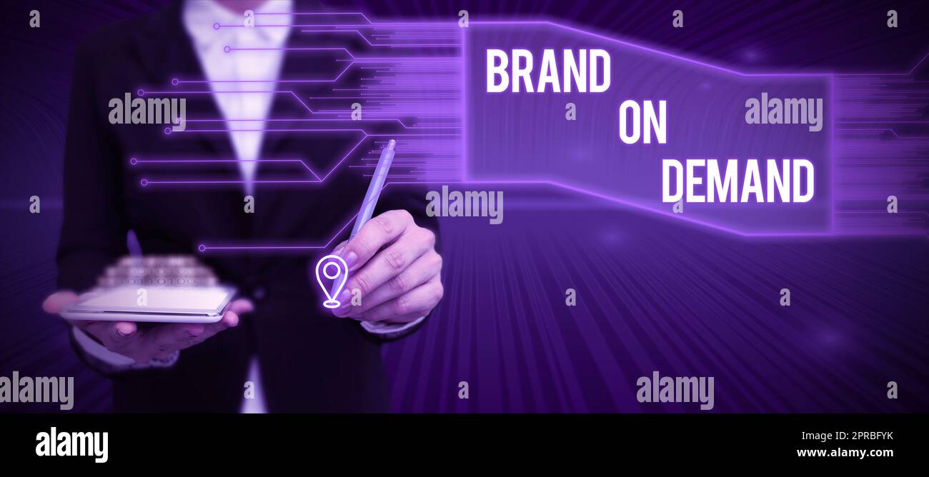 Testo di scrittura a mano Brand On Demand. Internet Concept Intelligence aveva bisogno di assistenza per il pensiero intelligente Signora in tuta che tiene la penna a simboleggiare i successi del lavoro di squadra. Foto Stock