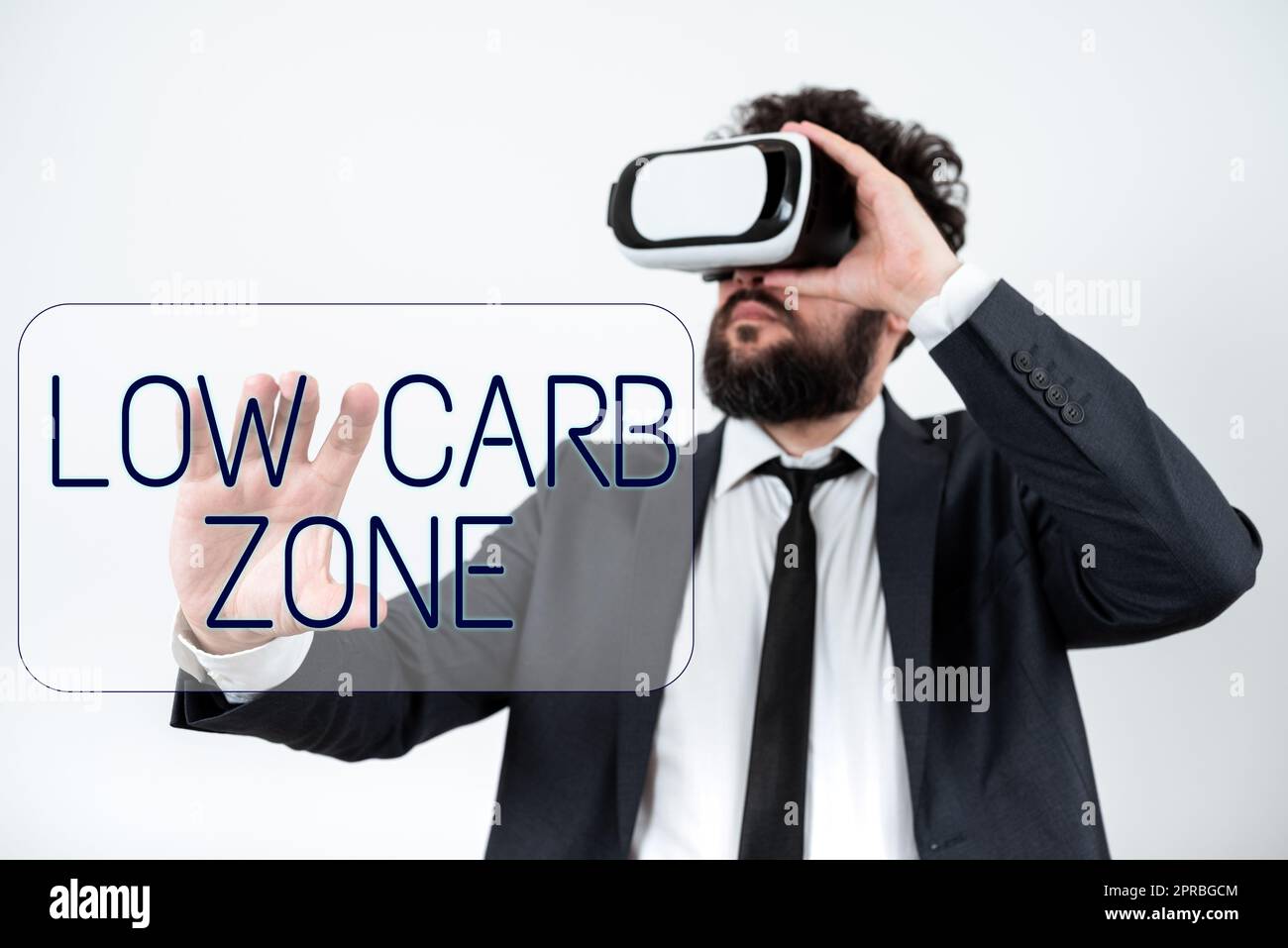 Cartello che mostra la zona a basso tenore di carb. Idea di business dieta sana per perdere peso mangiare più proteine senza zucchero uomo che indossa occhiali VR e presenta messaggi importanti con una sola mano. Foto Stock