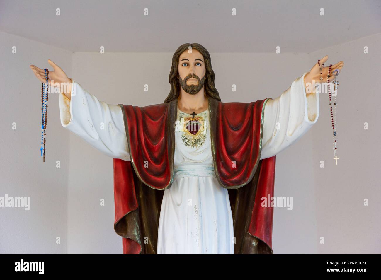 Statua di Gesù Cristo a braccia aperte; il Sacro cuore di Gesù. Chiesa e Santuario del Sacro cuore a Studenci, Bosnia ed Erzegovina. Foto Stock