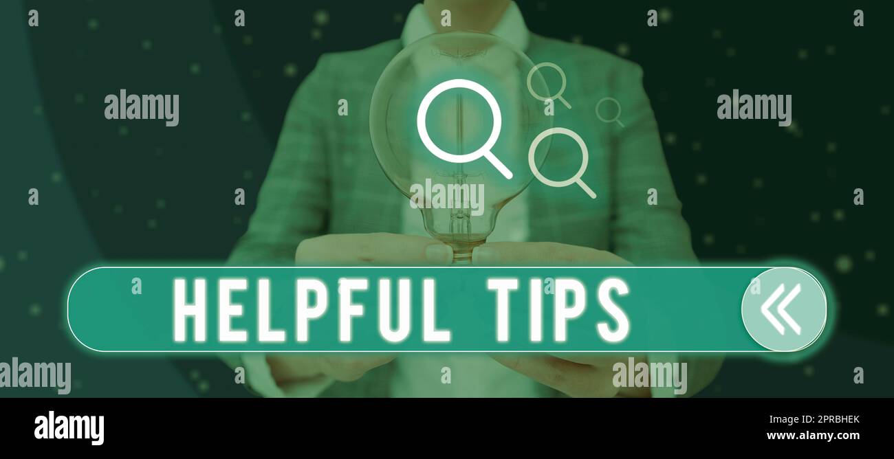 Il segnale che visualizza il suggerimento utile è. Concetto Internet Chiedi a un esperto soluzioni suggerimenti consulenza avviso donna in possesso di Una lampadina che mostra informazioni e idee digitali. Foto Stock