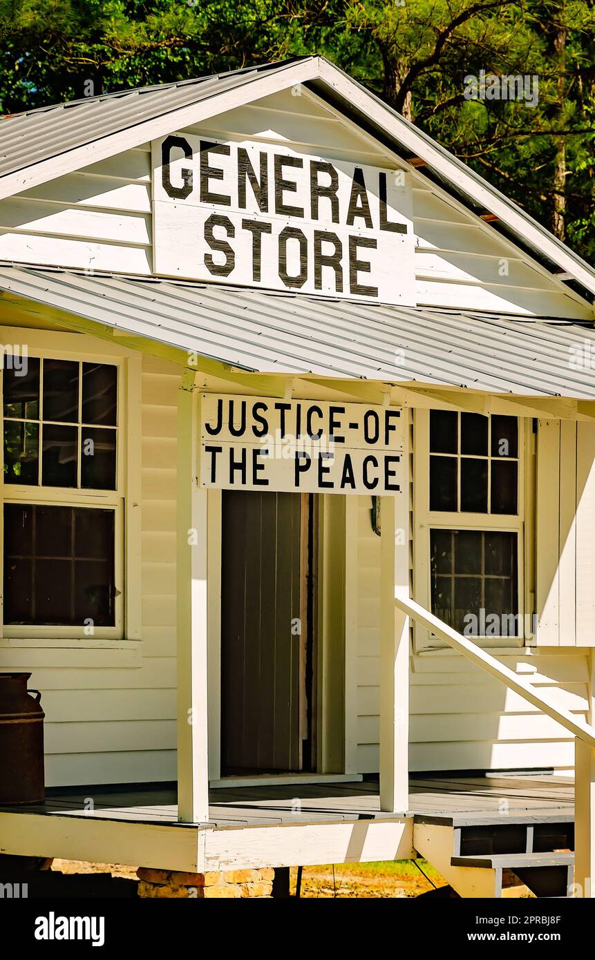Nel Baldwin County Bicentennial Park, 22 aprile 2023, a Stockton, Alabama, è raffigurato un negozio di articoli in vecchio stile. Foto Stock