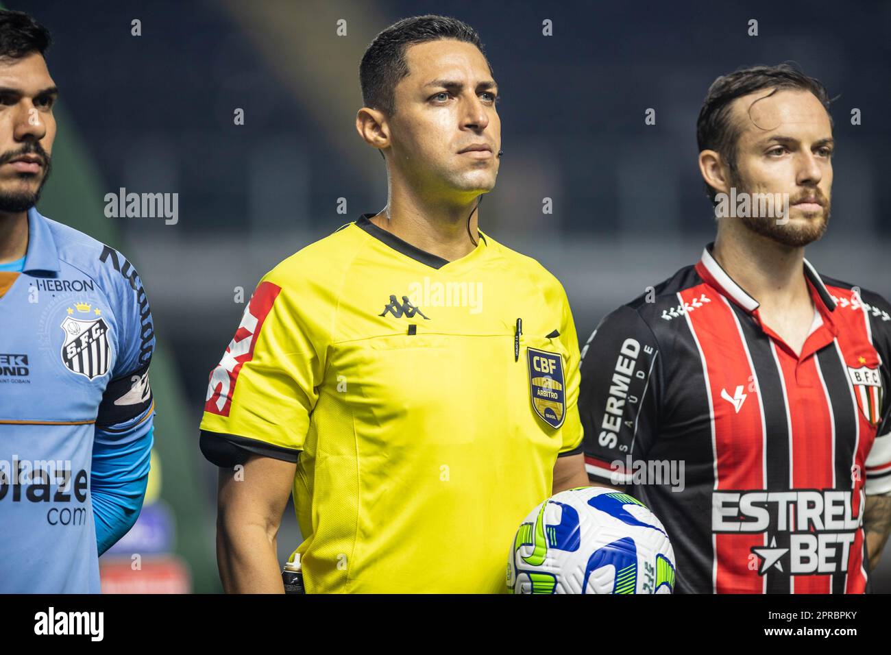 Santos, Brasile. 26th Apr, 2023. SP - SANTOS - 04/26/2023 - COPA DO BRASIL 2023, SANTOS X BOTAFOGO-SP - Referee Rodrigo Jose Pereira de Lima durante la partita tra Santos e Botafogo-SP allo stadio Vila Belmiro per il campionato 2023 Copa do Brasil. Foto: Abner Golden/AGIF/Sipa USA Credit: Sipa USA/Alamy Live News Foto Stock