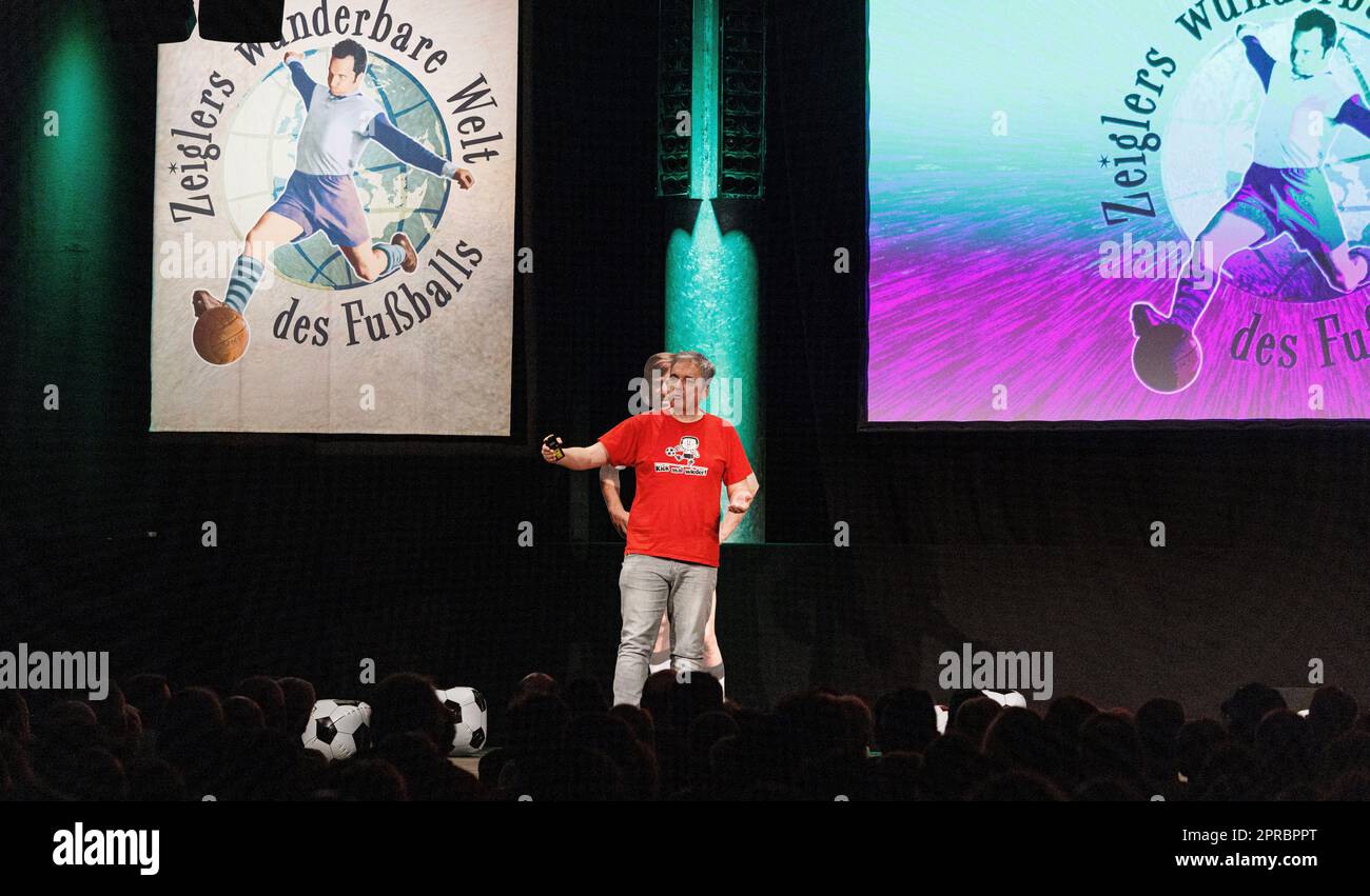 Firo : 04/26/2023 calcio, calcio, intrattenimento WDR TV show Zeigler's wonderful World of football Arnd Zeigler durante la sua performance a Essen Zeche Zollverein con il suo live show Arnd Zeigler's wonderful World of football c) WORLDRIGHTS !!! I nostri termini e condizioni si applicano, possono essere visti a www.firosportphoto., copyright by firo sportphoto: Stockhover Weg 17a, D-48249 Dulmen www.firosportphoto.de mail@firosportphoto.de dati del conto: (V olksbank B ochum - W itten ) IBAN : DE68430601290341117100 BIC : GENODEM1BOC Tel: 49-2594-9916004 Fax: 49-2594-9916005 Foto Stock