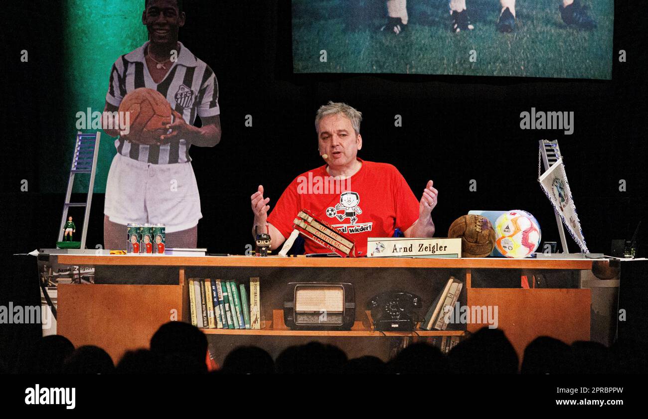 Firo : 04/26/2023 calcio, calcio, intrattenimento WDR TV show Zeigler's wonderful World of football Arnd Zeigler durante la sua performance a Essen Zeche Zollverein con il suo live show Arnd Zeigler's wonderful World of football c) WORLDRIGHTS !!! I nostri termini e condizioni si applicano, possono essere visti a www.firosportphoto., copyright by firo sportphoto: Stockhover Weg 17a, D-48249 Dulmen www.firosportphoto.de mail@firosportphoto.de dati del conto: (V olksbank B ochum - W itten ) IBAN : DE68430601290341117100 BIC : GENODEM1BOC Tel: 49-2594-9916004 Fax: 49-2594-9916005 Foto Stock