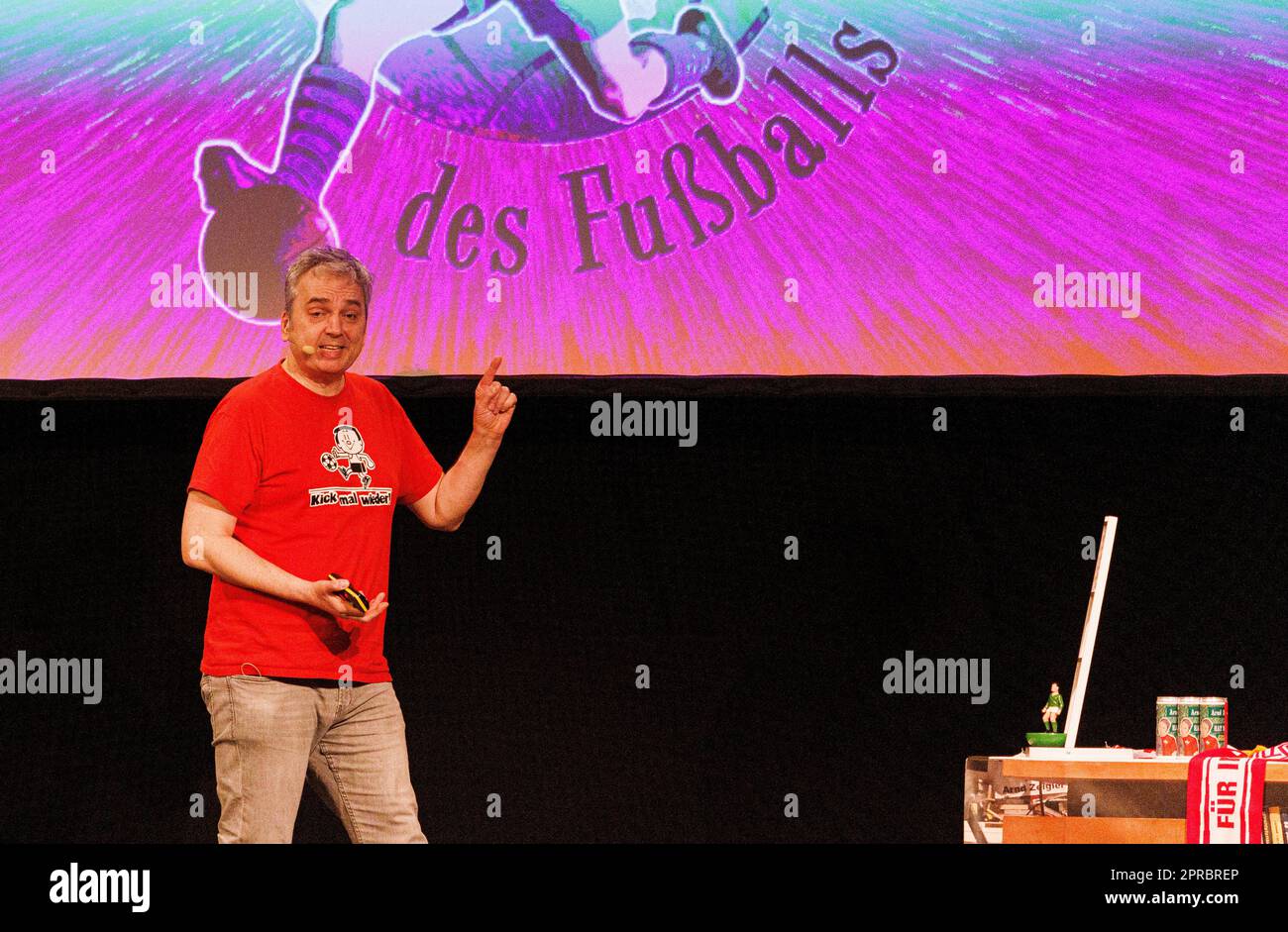 Firo : 04/26/2023 calcio, calcio, intrattenimento WDR TV show Zeigler's wonderful World of football Arnd Zeigler durante la sua performance a Essen Zeche Zollverein con il suo live show Arnd Zeigler's wonderful World of football c) WORLDRIGHTS !!! I nostri termini e condizioni si applicano, possono essere visti a www.firosportphoto., copyright by firo sportphoto: Stockhover Weg 17a, D-48249 Dulmen www.firosportphoto.de mail@firosportphoto.de dati del conto: (V olksbank B ochum - W itten ) IBAN : DE68430601290341117100 BIC : GENODEM1BOC Tel: 49-2594-9916004 Fax: 49-2594-9916005 Foto Stock