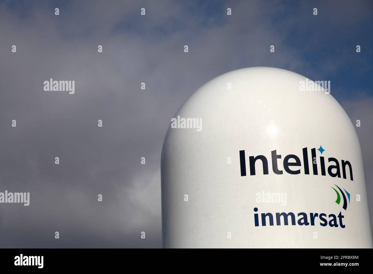 Cupola che copre un dispositivo di comunicazione satellitare Intellian Inmarsat su una barca da pesca. Foto Stock