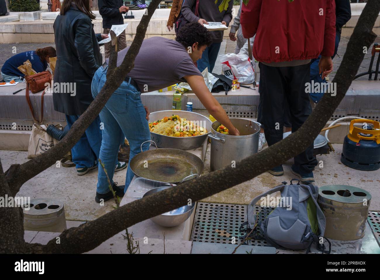 Persone che preparano il cibo per strada a Parigi, france.March 24, 2023. Foto Stock