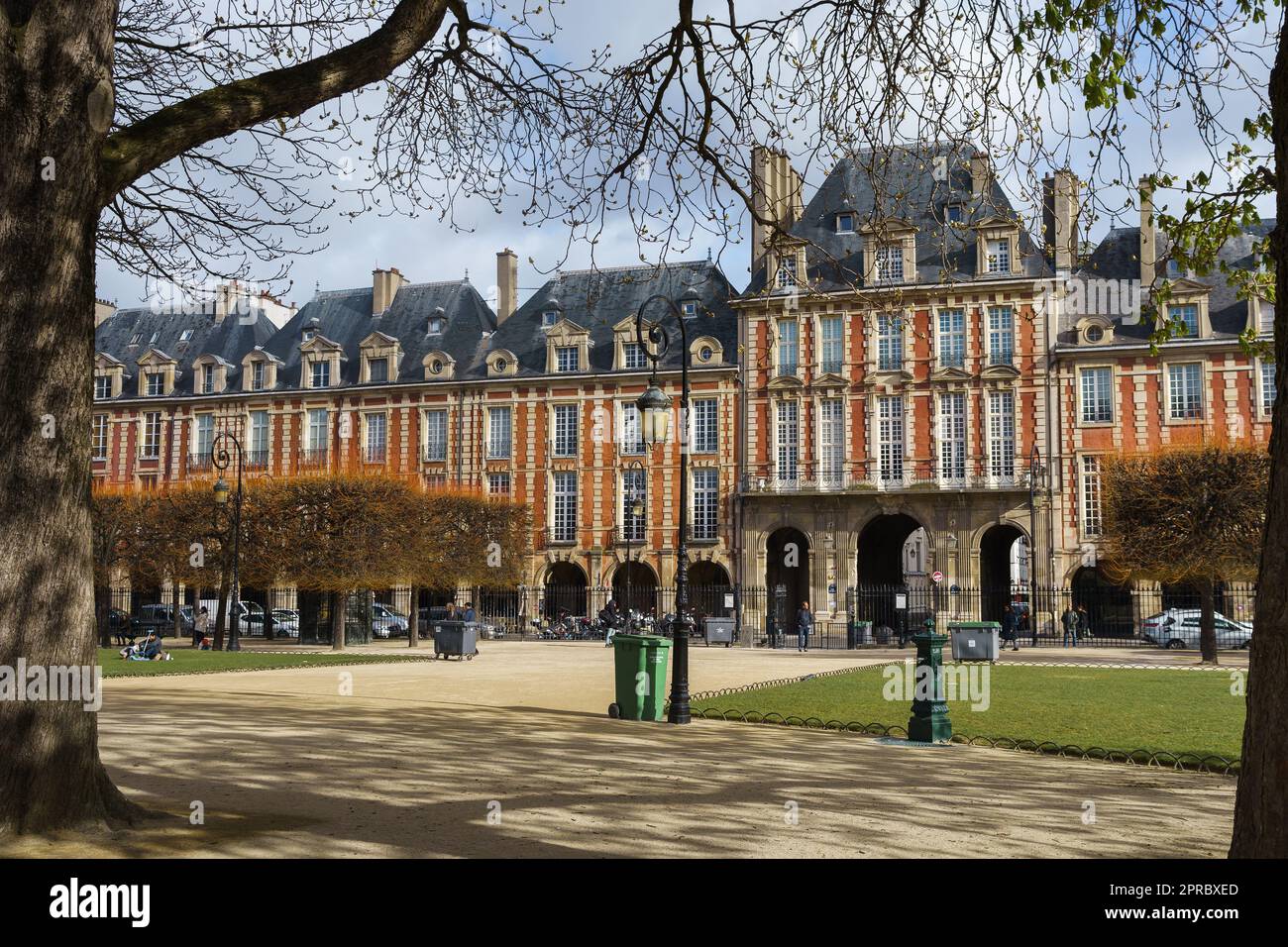 Place des Vosges (Place Royale) in primavera, la più antica piazza pianificata di Parigi, Francia. Foto Stock