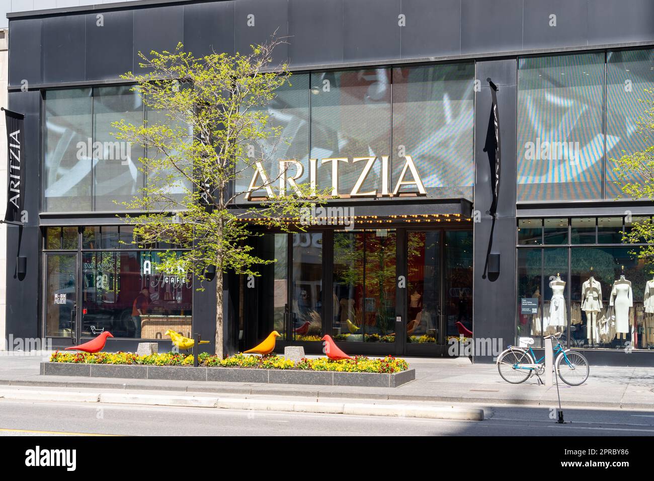 Toronto, Canada - 26 aprile 2023: Negozio Aritzia presso la zona commerciale di Bloor-Yorkville a Toronto, Ontario, Canada. Foto Stock