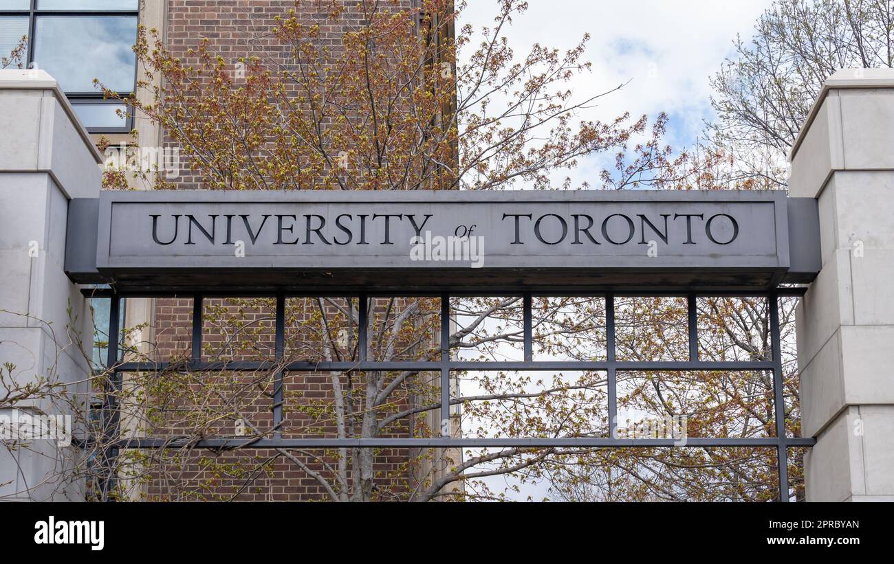 Toronto, Canada - 26 aprile 2023: Primo piano della University of Toronto segno in primavera nel centro di Toronto. Foto Stock