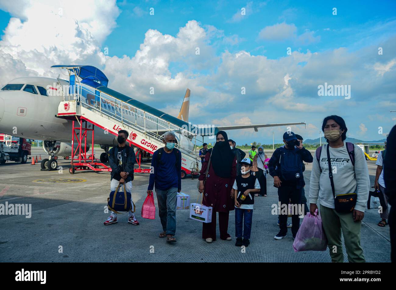 Surabaya, Giava Orientale, Indonesia. 26th Apr, 2023. Homecomers da Giacarta arrivando all'Aeroporto Internazionale di Juanda a Surabaya. L'aeroporto di Juanda ha servito 397.873 passeggeri durante il periodo del ritorno a casa. (Credit Image: © Moch Farabi Wardana/Pacific Press via ZUMA Press Wire) SOLO PER USO EDITORIALE! Non per USO commerciale! Foto Stock