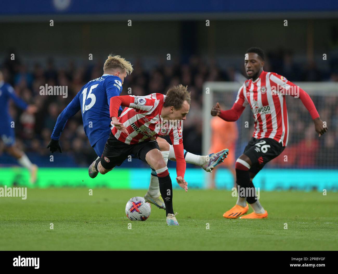 Londra, Regno Unito. 26th Apr, 2023. Mykhaylo Mudryk di Chelsea si scontra con Mikkel Damsgaard del Brentford FC durante la partita Chelsea vs Brentford FC Premier League allo Stamford Bridge London Credit: MARTIN DALTON/Alamy Live News Foto Stock