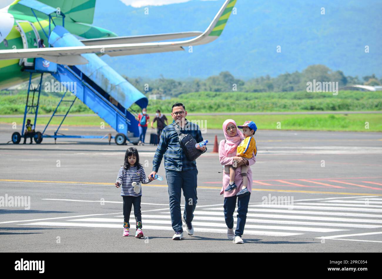 Surabaya, Indonesia. 26th Apr, 2023. Homecomers da Giacarta arrivando all'Aeroporto Internazionale di Juanda a Surabaya. L'aeroporto di Juanda ha servito 397.873 passeggeri durante il periodo del ritorno a casa. (Foto di Moch Farabi Wardana/Pacific Press) Credit: Pacific Press Media Production Corp./Alamy Live News Foto Stock