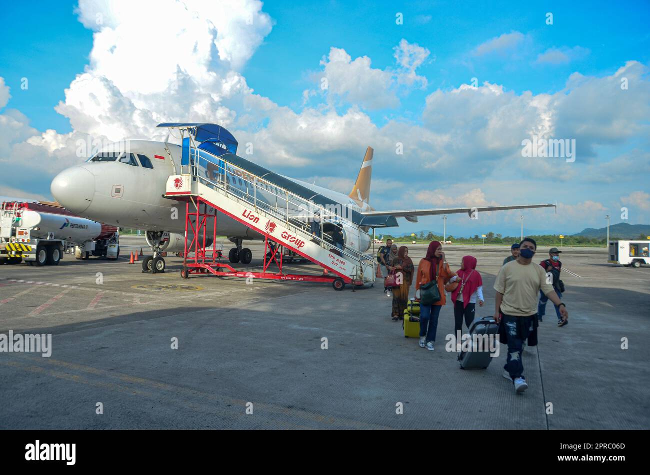 Surabaya, Indonesia. 26th Apr, 2023. Homecomers da Giacarta arrivando all'Aeroporto Internazionale di Juanda a Surabaya. L'aeroporto di Juanda ha servito 397.873 passeggeri durante il periodo del ritorno a casa. (Foto di Moch Farabi Wardana/Pacific Press) Credit: Pacific Press Media Production Corp./Alamy Live News Foto Stock