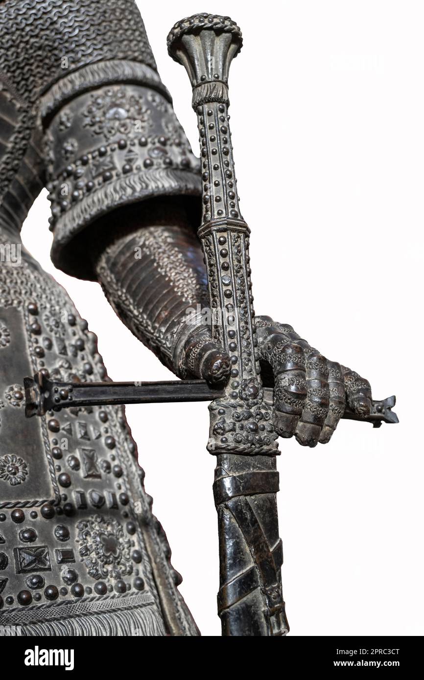 sfinestratura con sfondo bianco di una statua di bronzo con un cavaliere che regge una spada Foto Stock