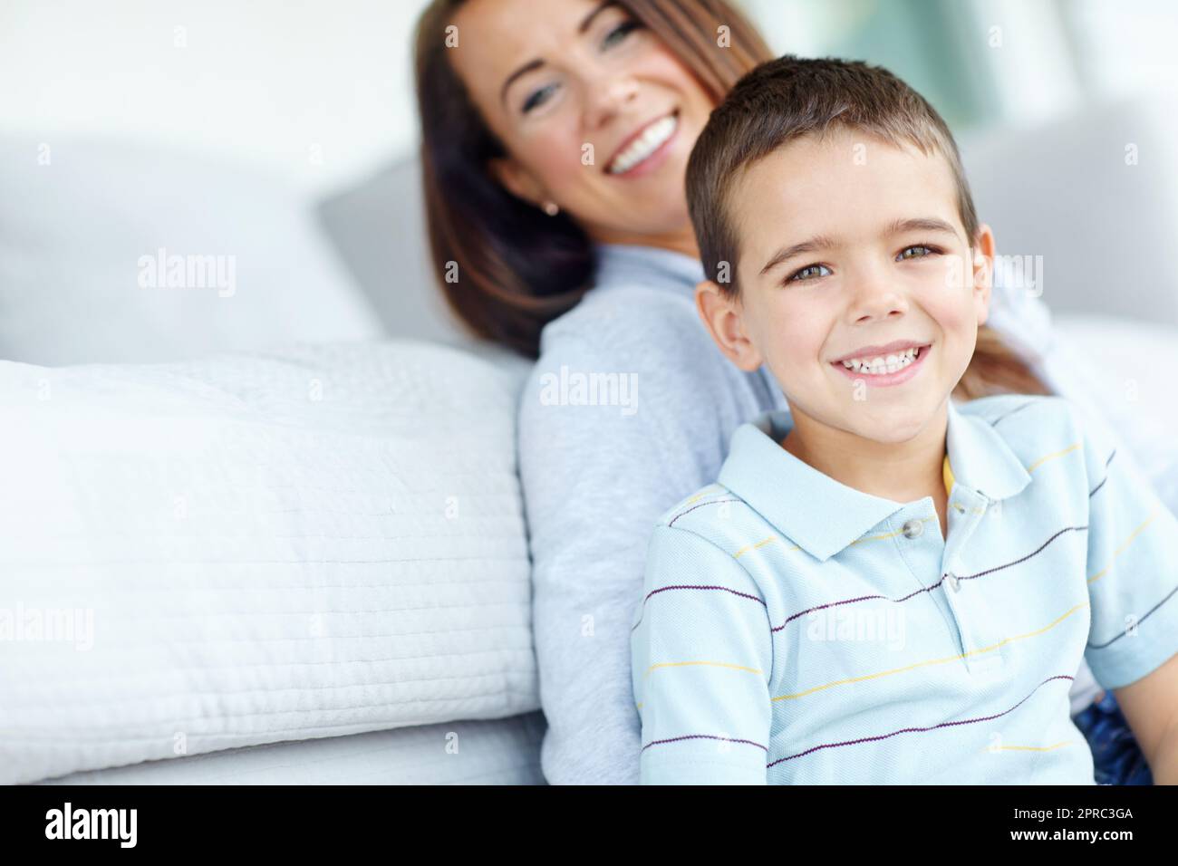 Relax la domenica pomeriggio. una madre e un figlio sorridenti alla telecamera. Foto Stock