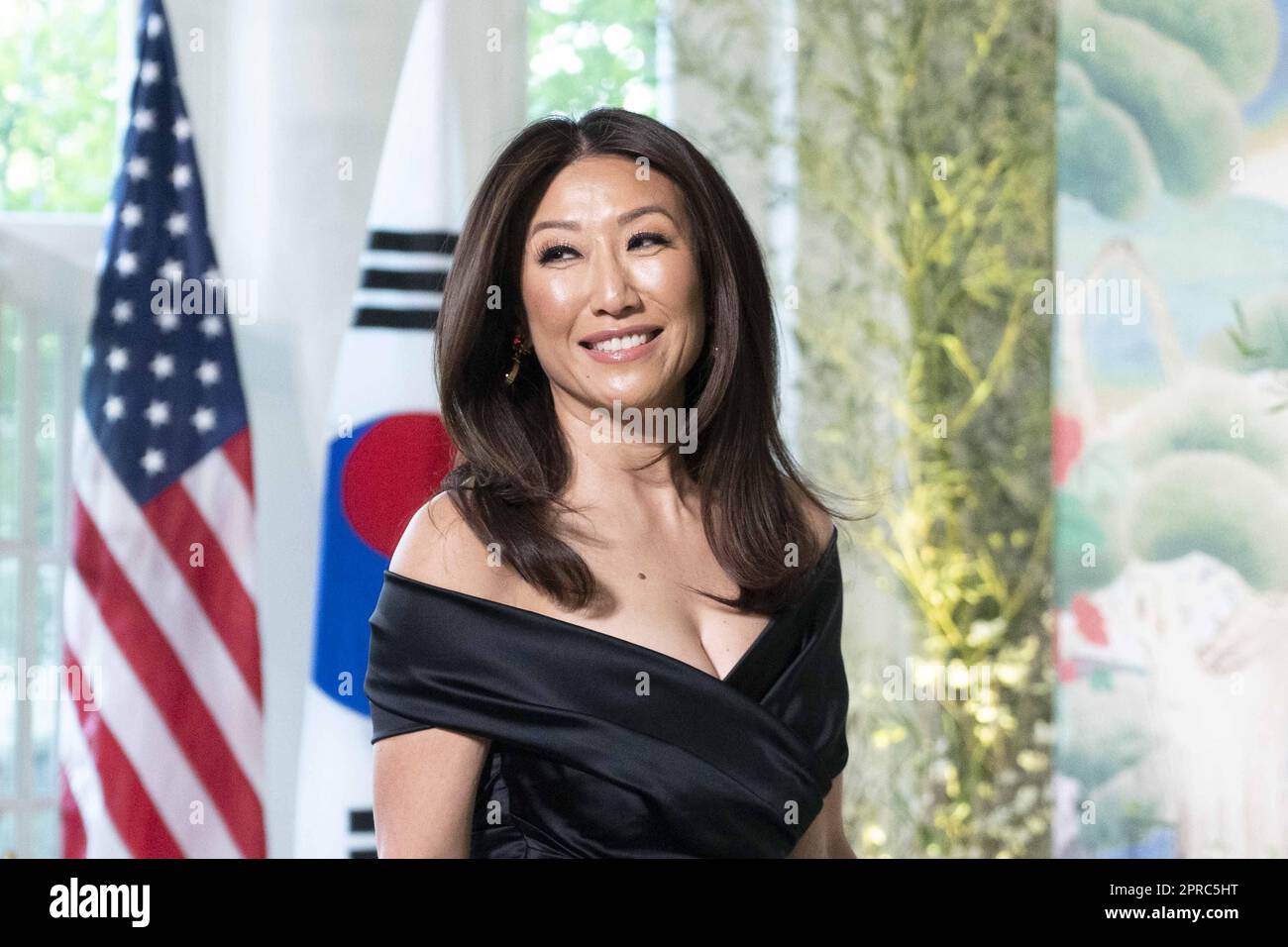 Washington, Stati Uniti. 26th Apr, 2023. Il giornalista televisivo americano Eun Yang arriva per la cena di Stato con il presidente Joe Biden e il presidente della Corea del Sud Yoon Suk Yeol alla Casa Bianca di Washington, DC mercoledì 26 aprile 2023. Foto di Bonnie Cash/UPI Credit: UPI/Alamy Live News Foto Stock