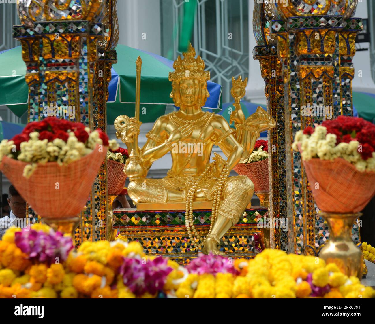 Statua del Signore Maha Brahma al Santuario di Erawan a Chid Lom, Bangkok, Thailandia. Foto Stock