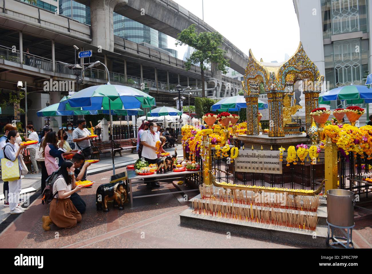I thailandesi pregano al Santuario di Erawan a Chid Lom, Bangkok, Thailandia. Foto Stock