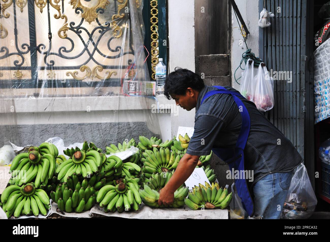 Un fornitore di banane al Soi Prachum Market vicino Silom Road a Bangkok, Thailandia. Foto Stock