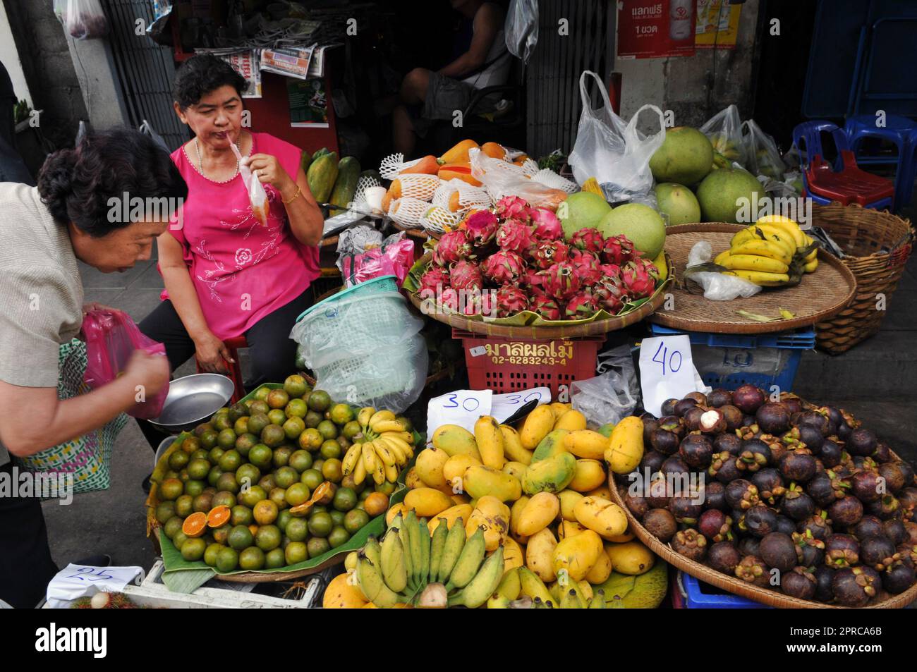 Un venditore di frutta al mercato Soi Prachum vicino Silom Road a Bangkok, Thailandia. Foto Stock