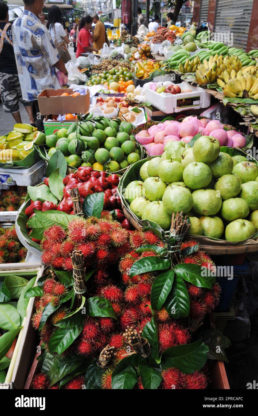 Un venditore di frutta al mercato Soi Prachum vicino Silom Road a Bangkok, Thailandia. Foto Stock
