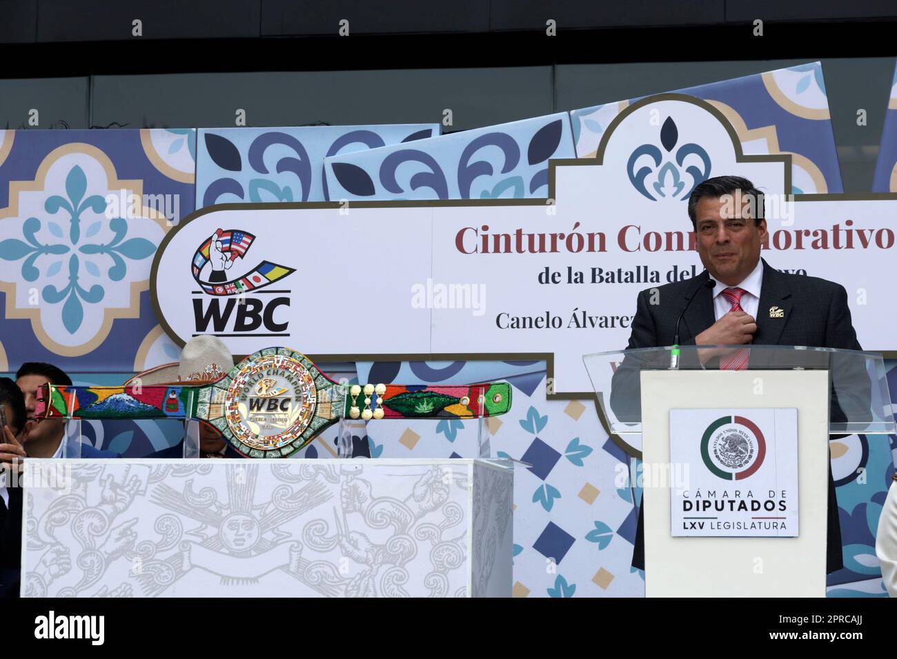 Città del Messico, Messico. 26th Apr, 2023. 26 aprile 2023, Città del Messico, Messico: Il presidente del Consiglio Mondiale del Boxing, Mauricio Sulaiman, alla presentazione della cintura commemorativa della battaglia del 5 maggio per la lotta di Saul “Canelo” Alvarez contro John Ryder, il 6 maggio, in una conferenza alla Camera dei deputati di Città del Messico. Il 26 aprile 2023 a Città del Messico (Foto di Luis Barron/Eyepix Group/Sipa USA). Credit: Sipa USA/Alamy Live News Foto Stock