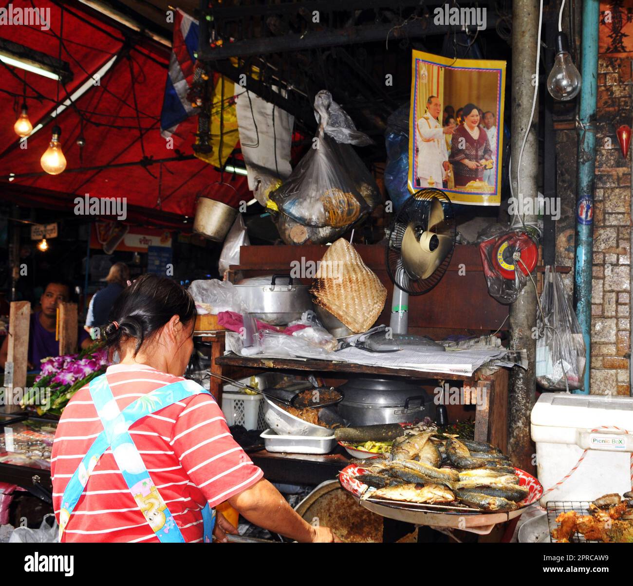Pesce fritto tailandese stalla in un mercato su una strada laterale da Charoen Krung strada Foto Stock