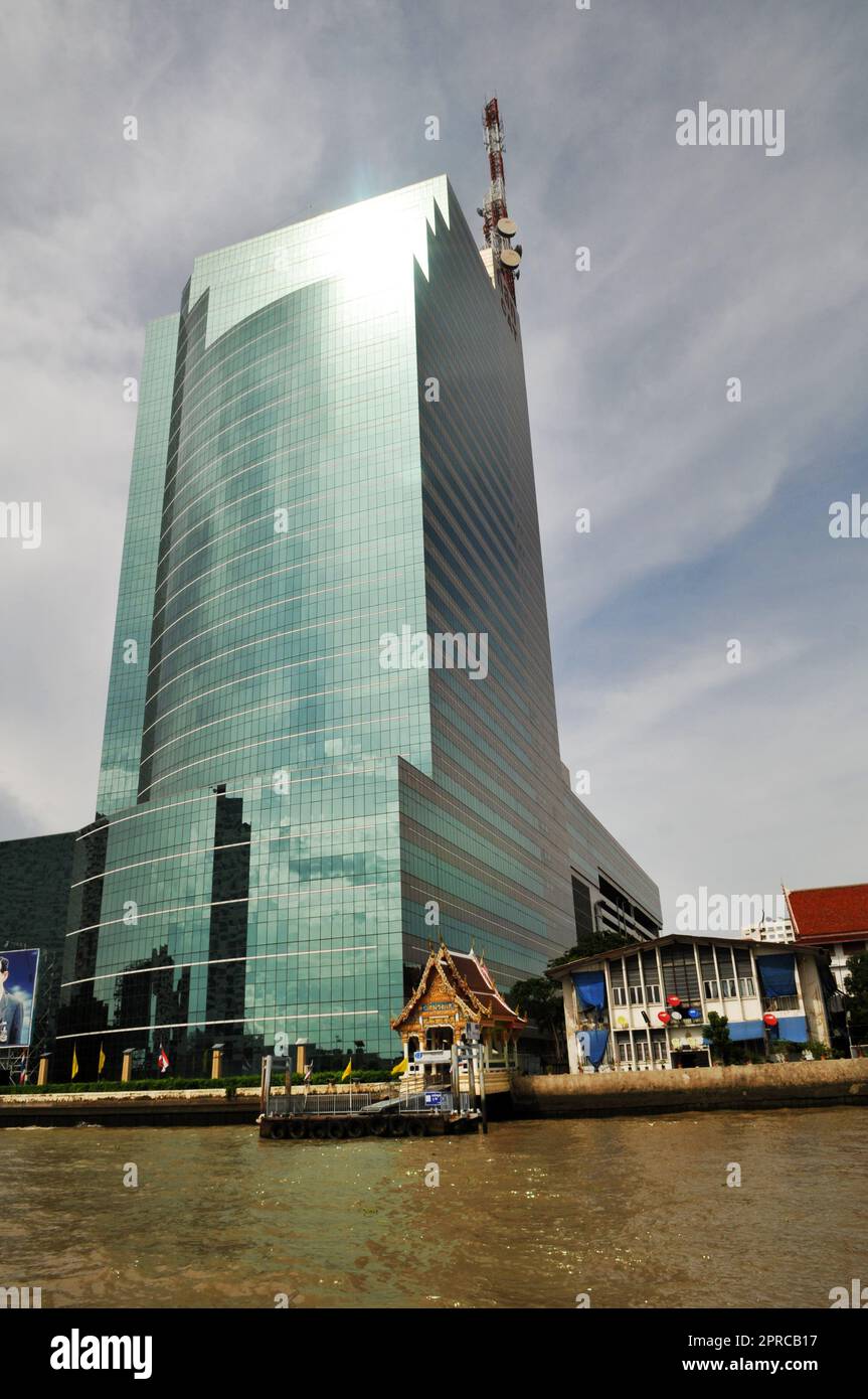 L'edificio Thai Telecom sulle rive del fiume Chao Phraya a Bangkok, Thailandia. Foto Stock