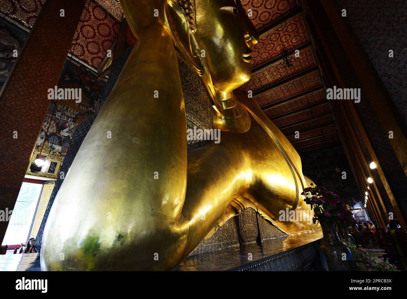 Il Buddha reclinato in Wat Pho, Bangkok, Thailandia. Foto Stock