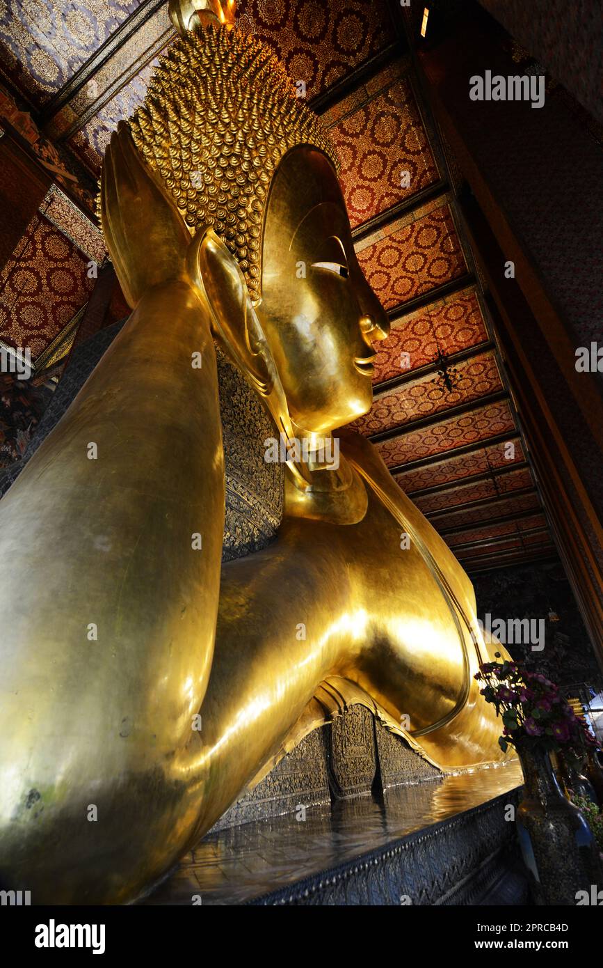 Il Buddha reclinato in Wat Pho, Bangkok, Thailandia. Foto Stock