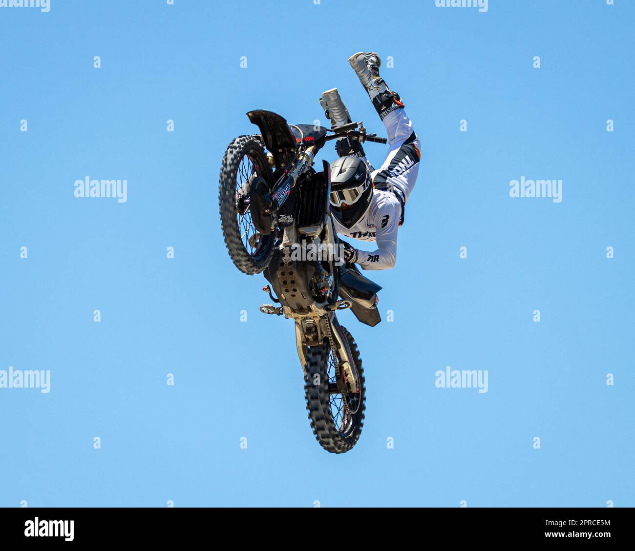 In aria con una bici da terra! Foto Stock
