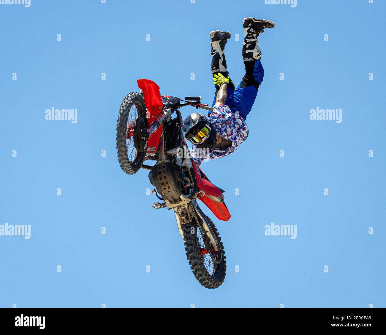 In aria con una bici da terra! Foto Stock