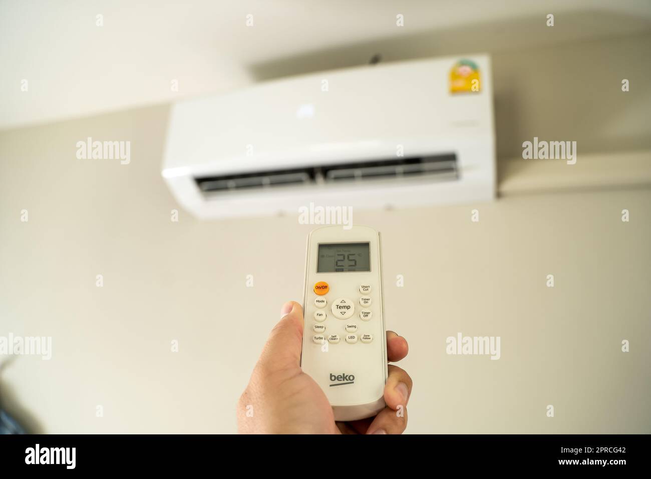 Tecnico professionista maschile che ripara un elettricista ripara un condizionatore d'aria all'interno. rimozione del filtro dell'aria riparazione delle temperature elevate Foto Stock
