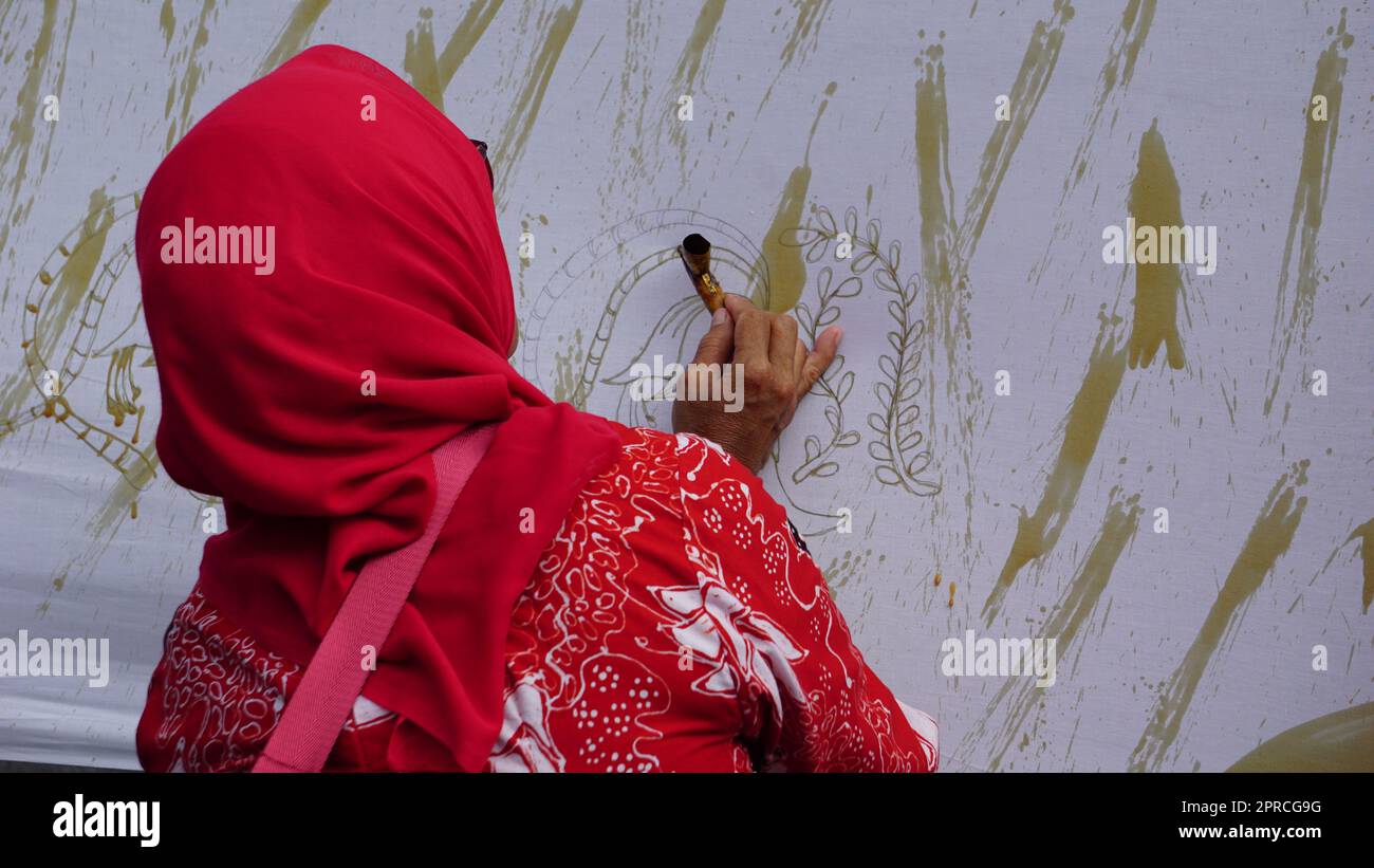Il processo di fare batik sul Festival Batik Keren Blitar. Batik è un'arte antica fatta a mano dall'Indonesia. Prodotto mediante tecnica di tintura a cera resistente Foto Stock