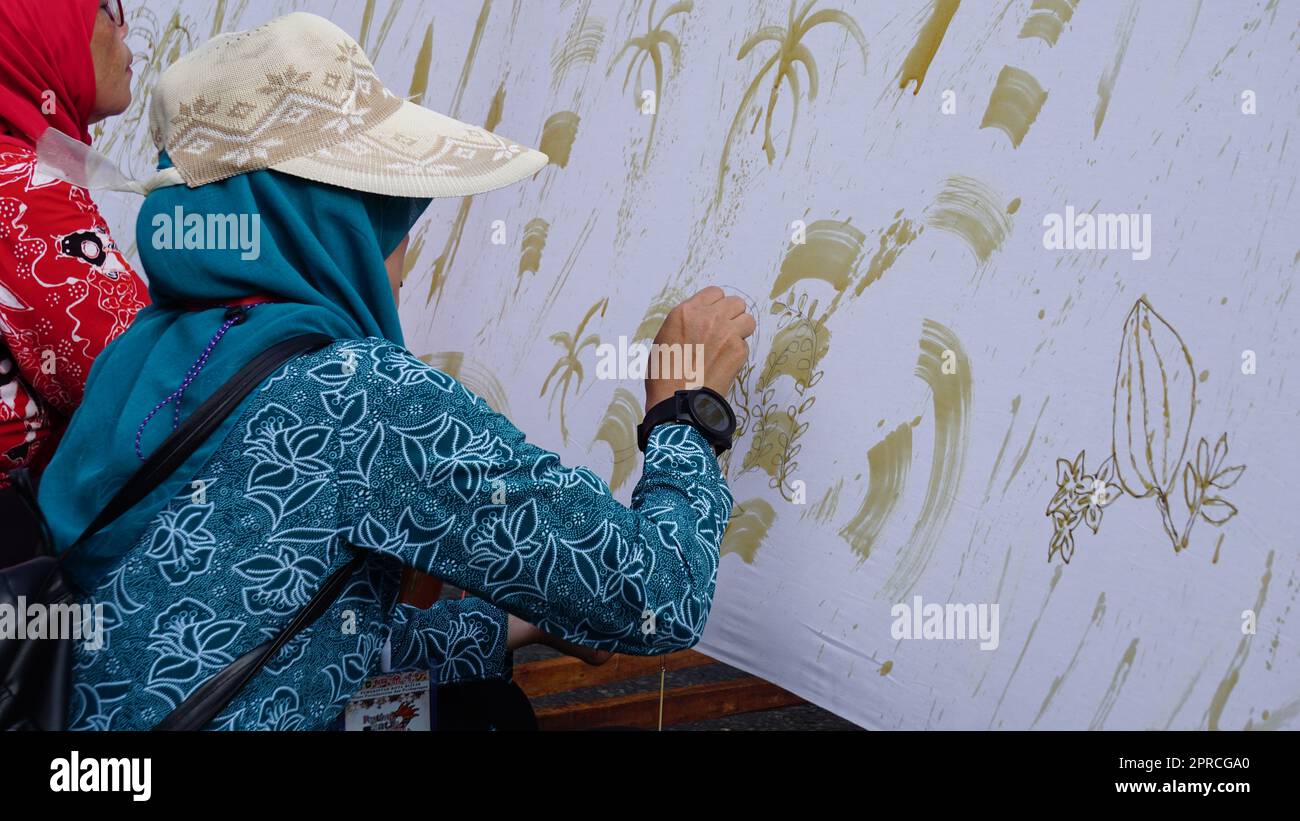 Il processo di fare batik sul Festival Batik Keren Blitar. Batik è un'arte antica fatta a mano dall'Indonesia. Prodotto mediante tecnica di tintura a cera resistente Foto Stock